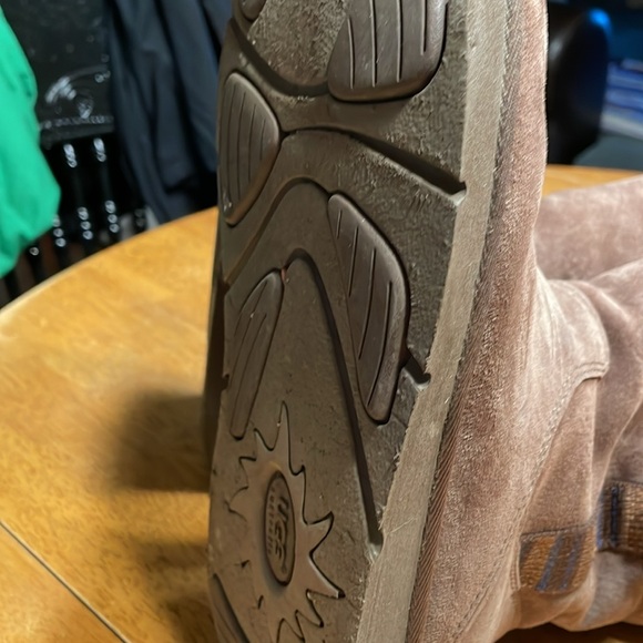 UGGS - Picture 6 of 6